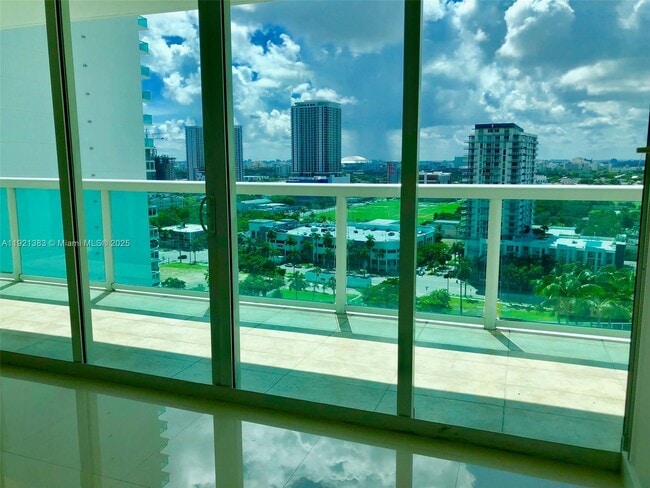 Building Photo - 1800 N Bayshore Dr