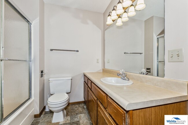 Building Photo - Beautiful town home in south east Wichita!