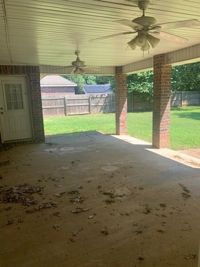 Building Photo - Bentonville 4 bedroom 3 car garage home ne...