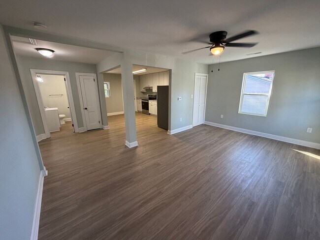 Building Photo - Beautifully Renovated 2 Bedroom Home!