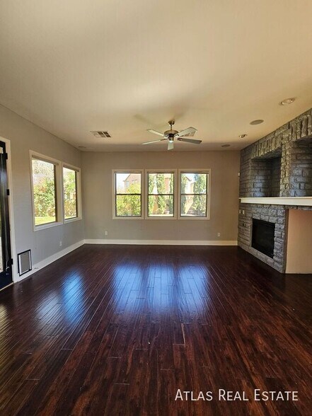 Building Photo - 1076 E Phelps St