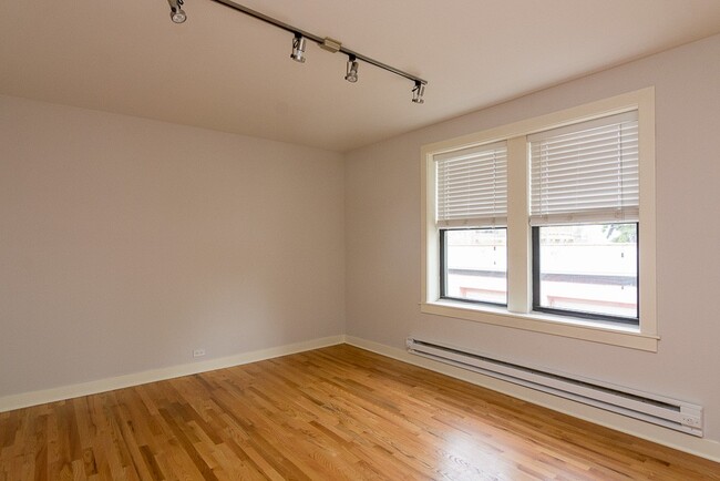 Building Photo - 2423 N Kedzie Blvd