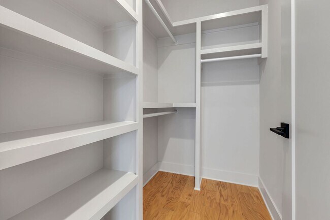 Building Photo - Stunning Salemtown Townhome With Fenced In Yard