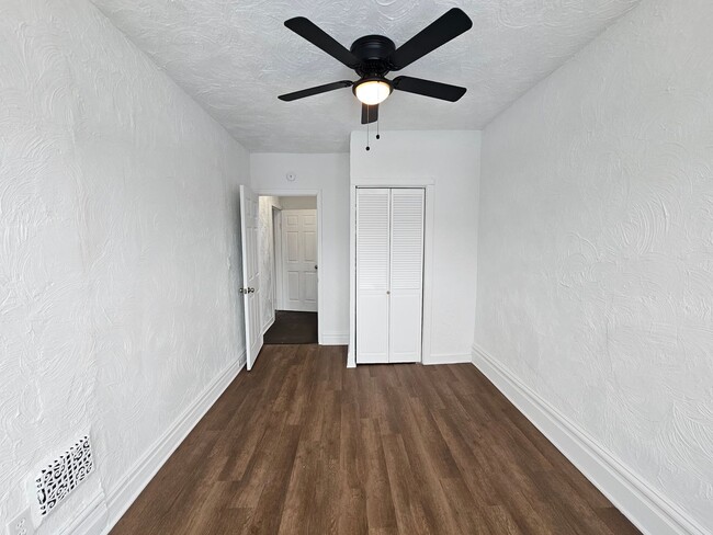 Building Photo - Fully updated 4 bedroom 2 bathroom apartme...