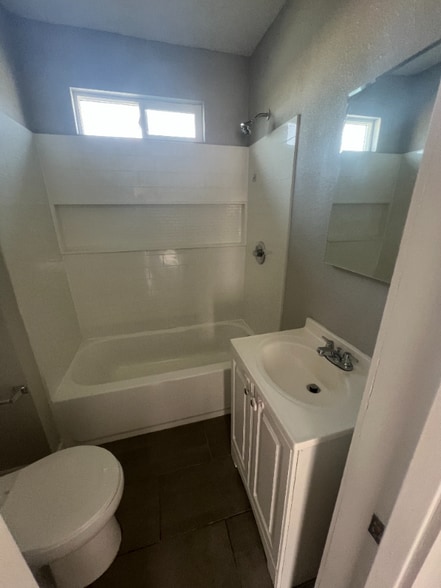 Building Photo - 1743 Sichel St