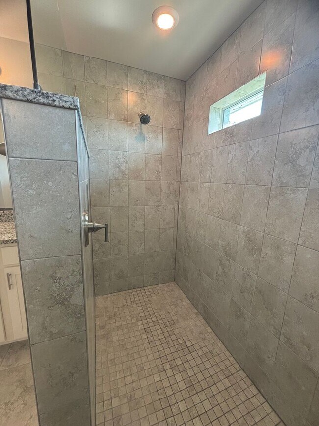 Building Photo - Spacious & Modern 3 Bed, 2 Bath in NW Cape...