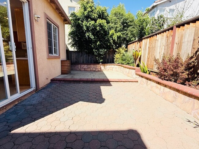 Building Photo - Beautiful 3 Bed 2.5 Bath Santa Clara Townh...