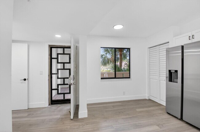 Building Photo - 14475 Strathmore Ln