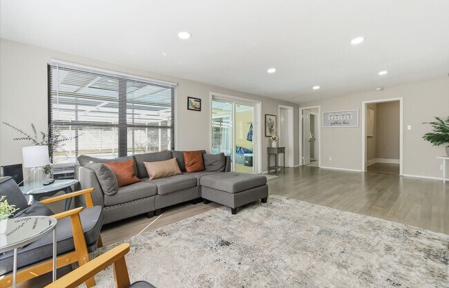 Building Photo - Charming Sarasota Retreat –4-Bedroom/3-Bathroom Modern Pool Home Near Everything!