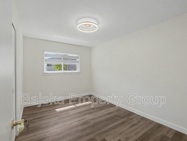 Building Photo - 43018 Burlington Dr