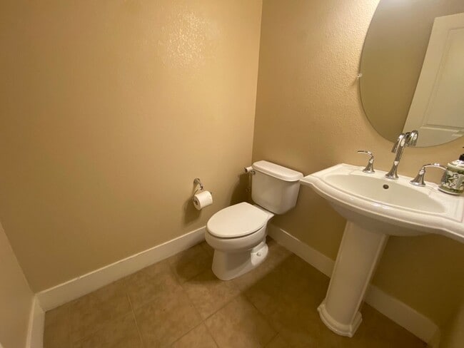 Building Photo - Newer Multi-Level Downtown Townhouse with Double Master Bedrooms