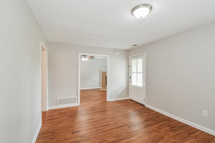 Building Photo - 9296 Brooks Dr