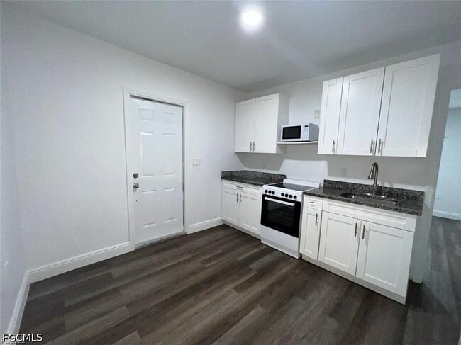 Building Photo - 4180 Sabal Ln