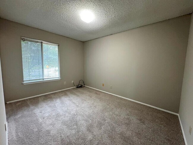 Building Photo - 9502 Quail Village Ln