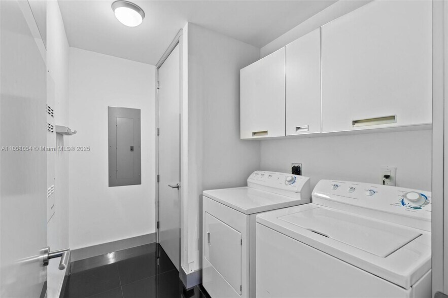Building Photo - 18201 Collins Ave