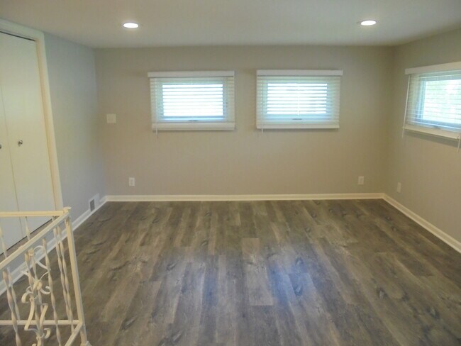 Building Photo - 1434 Walnut Dr