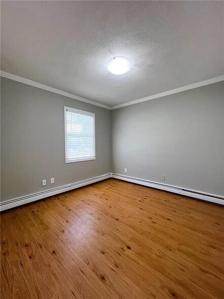 Building Photo - 927 Elm St