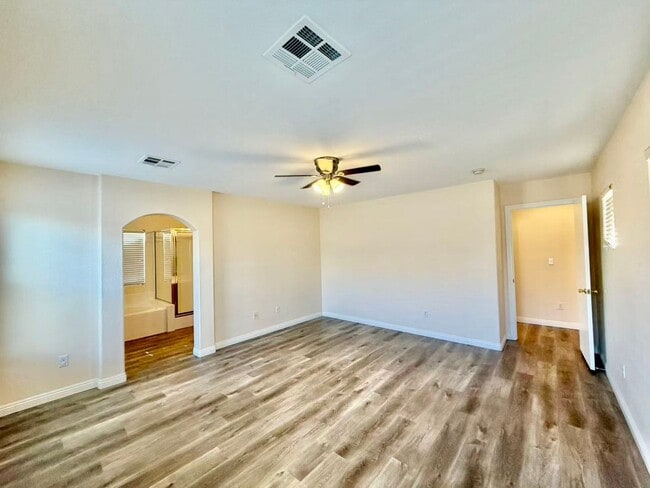 Building Photo - Well-maintained two-story home