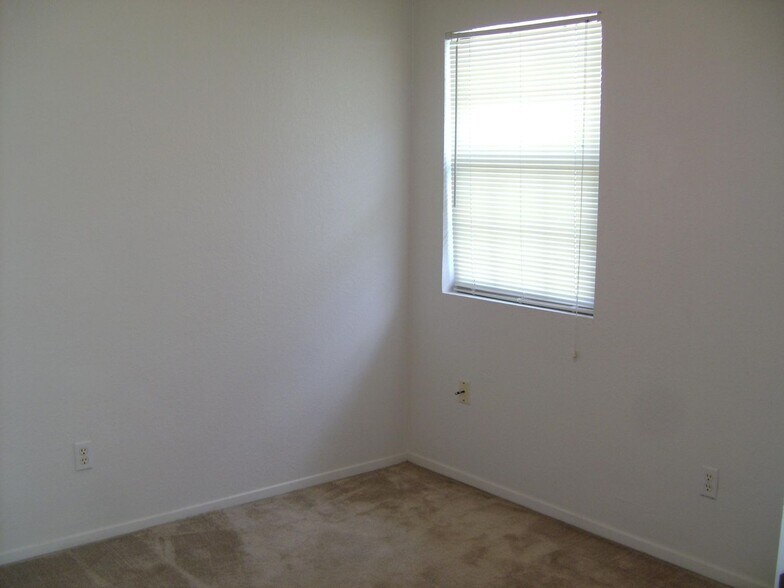 Building Photo - 1100 Leslie Cir