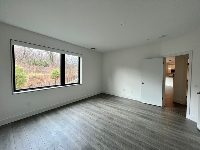 Building Photo - Modern Apartment in Great Asheville Location!