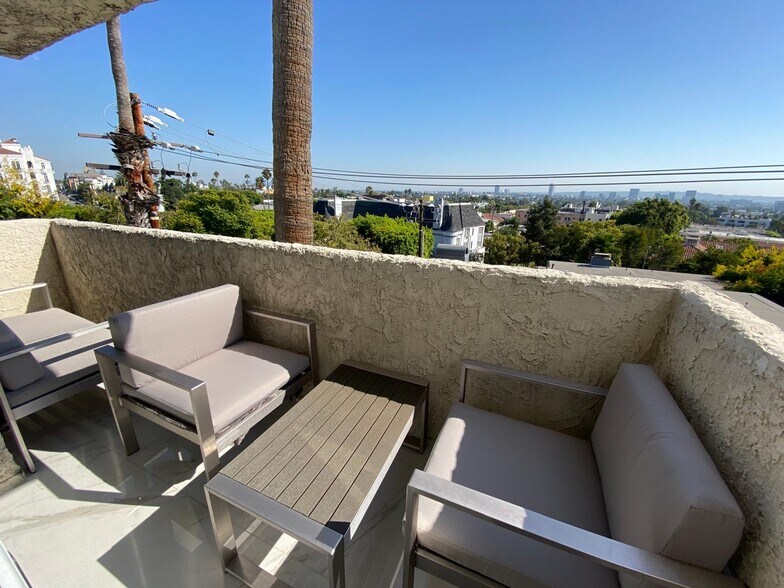 Building Photo - 8400 De Longpre Ave