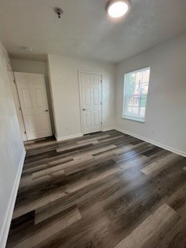 Building Photo - $1180 for Newly Renovated 1 bedroom in a 4...