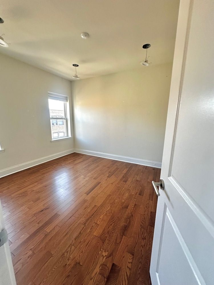 Building Photo - 1145 W Lunt Ave