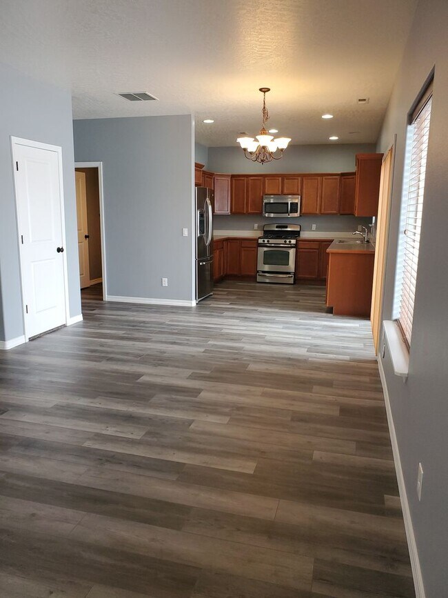 Building Photo - Beautiful 4 bedroom 3 bath home in the Landings!