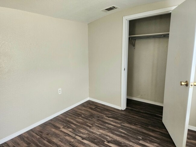 Building Photo - 905/907 N Ave K - duplex