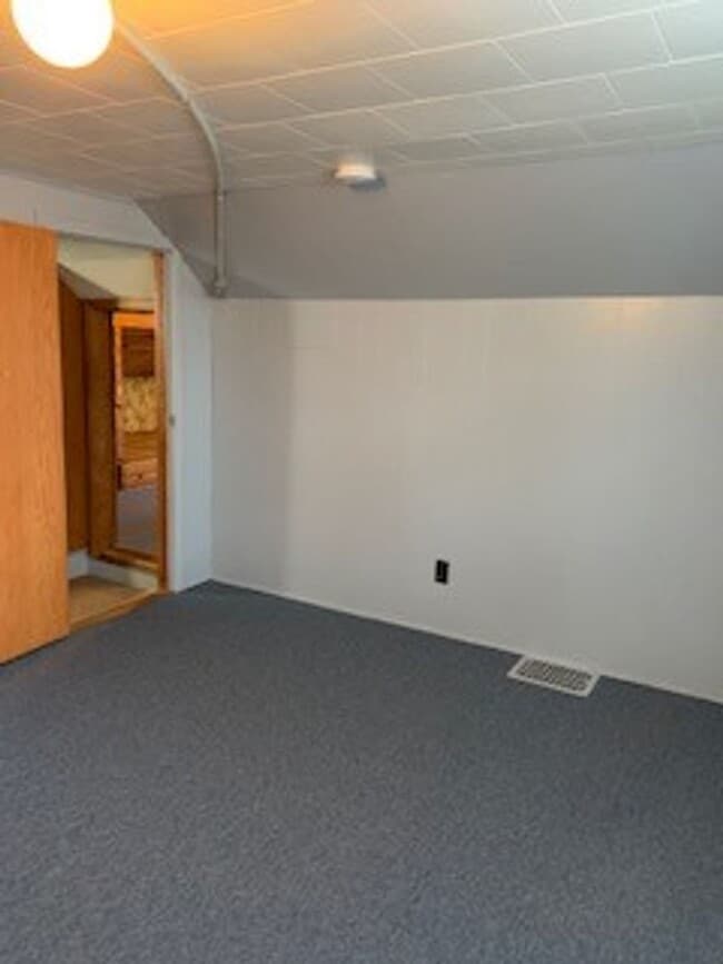 Building Photo - Large 3 BR 2 BA house w beautiful woodwork...