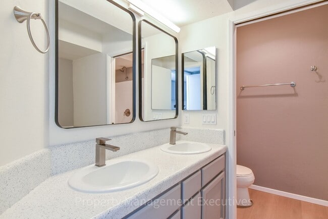 Building Photo - Renovated 2 Bedroom, 2.5 Bath Townhome