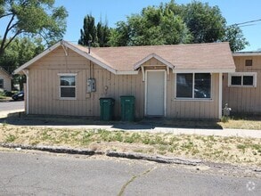 Building Photo - 2 Bedroom 1 Bath Newly Remodeled House