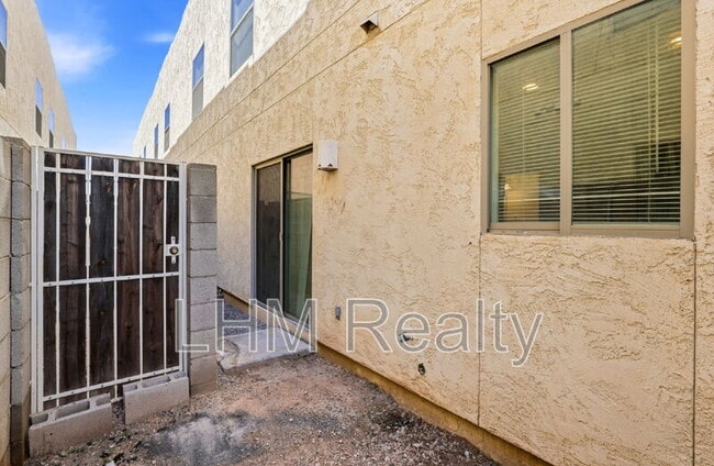 Building Photo - 15818 N 25th St