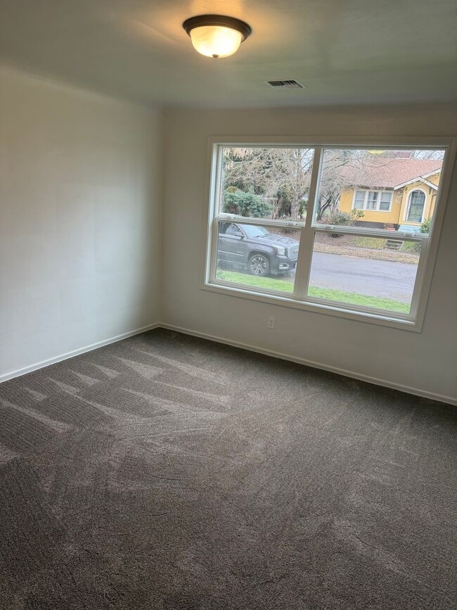 Building Photo - 260 E Sherman St