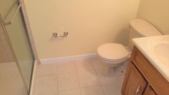 Building Photo - Split foyer SFH in established neighborhoo...