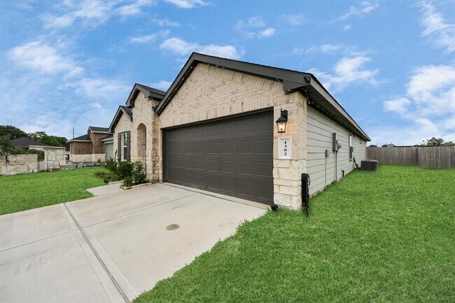 Building Photo - 1302 Redbud Ln