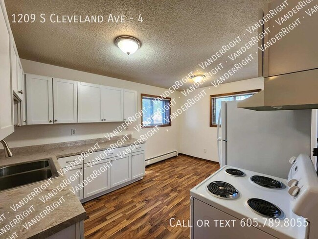 Building Photo - 1209 S Cleveland Ave