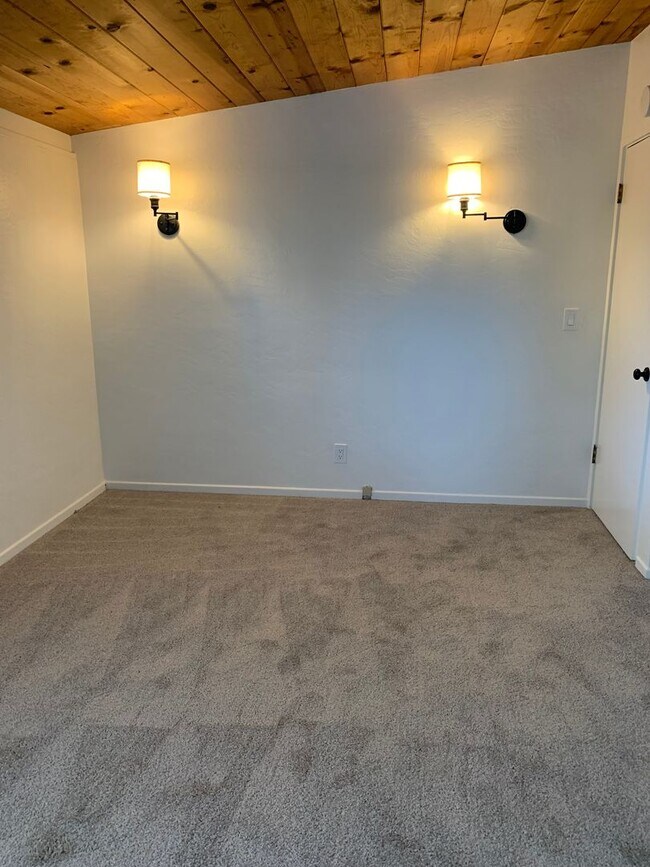 Building Photo - 2542 Crescent Ave