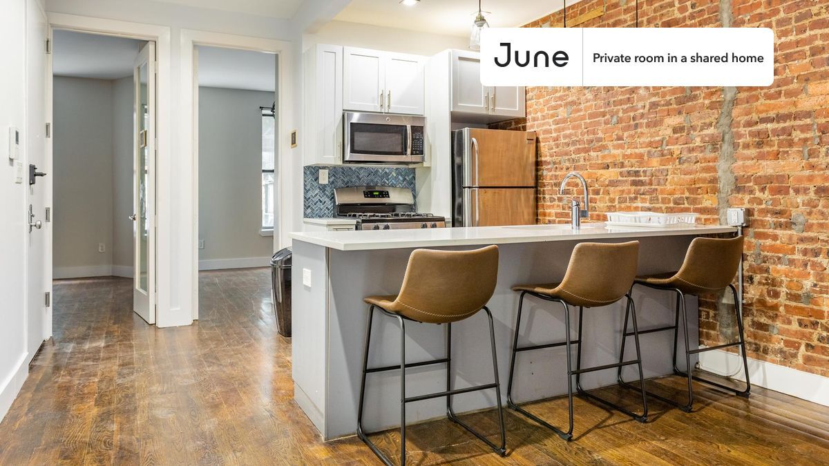 Building Photo - Private bedroom in 4 bed/2 bath Home