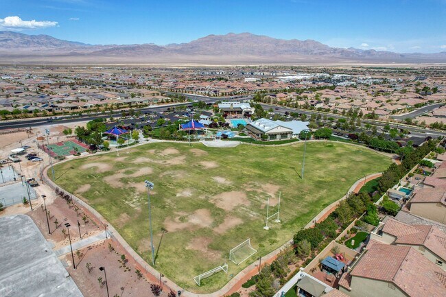 Building Photo - Stunning 3 Bedroom in Skye Canyon Master P...