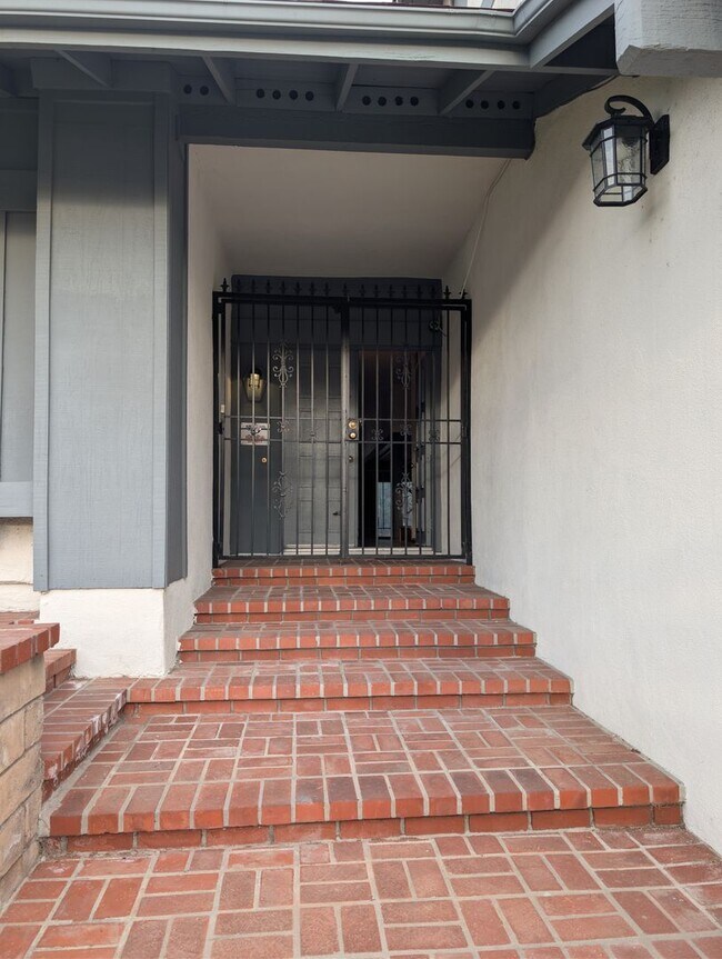 Building Photo - Rare opportunity to lease a 4-bedroom home featuring oversized bedrooms, scenic hilltop city view...