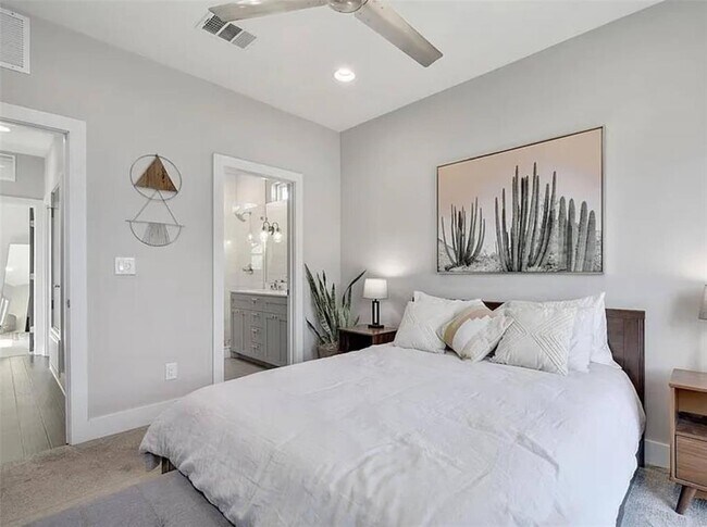 Building Photo - 2709 E 3rd St