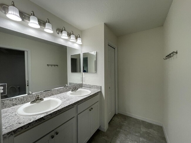 Building Photo - Move-In Ready! Beautiful 3BR/2BA with New Flooring & Fresh Paint