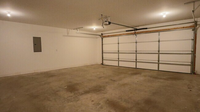 Building Photo - 249 Oak Grove Cir