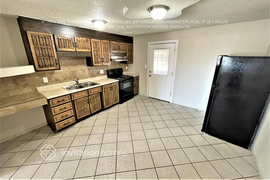 Building Photo - 4651 N 79th Dr