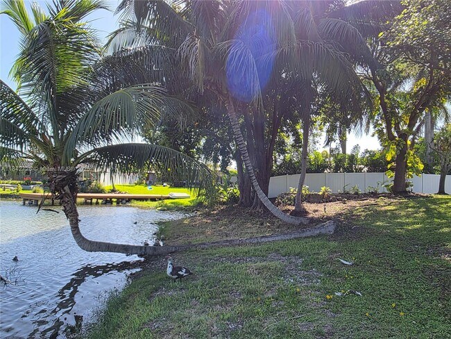 Building Photo - 13920 Kendale Lakes Blvd