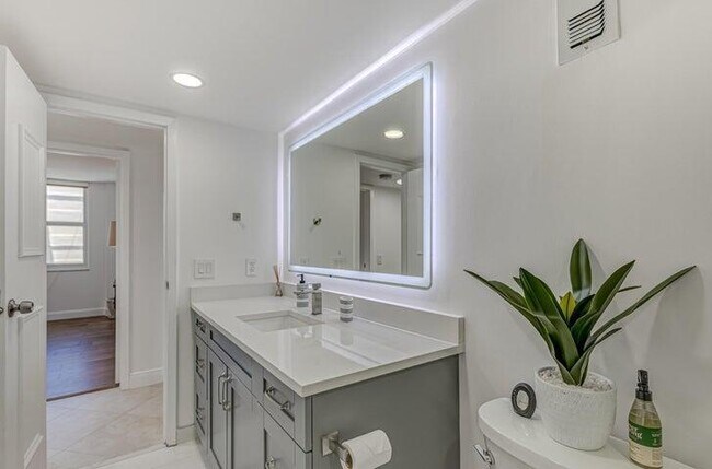 Building Photo - 5440 N Ocean Dr