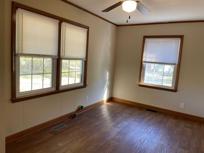 Building Photo - 2-3 BED, 1.5 BATH BRICK HOME