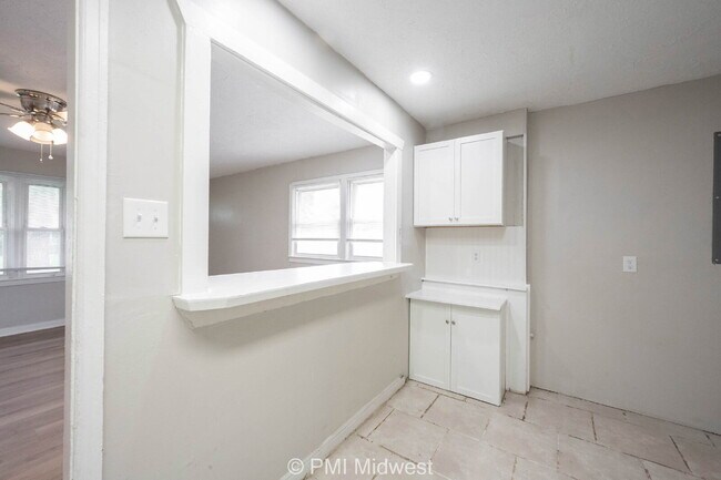 Building Photo - 4923 Barlow Dr