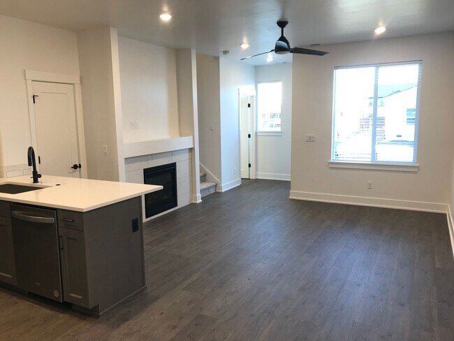 Building Photo - Petrosa 3 Bedroom Townhome